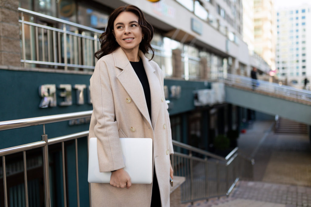 mulher elegante Empresário com um laptop nas mãos em nenhuma sociedade