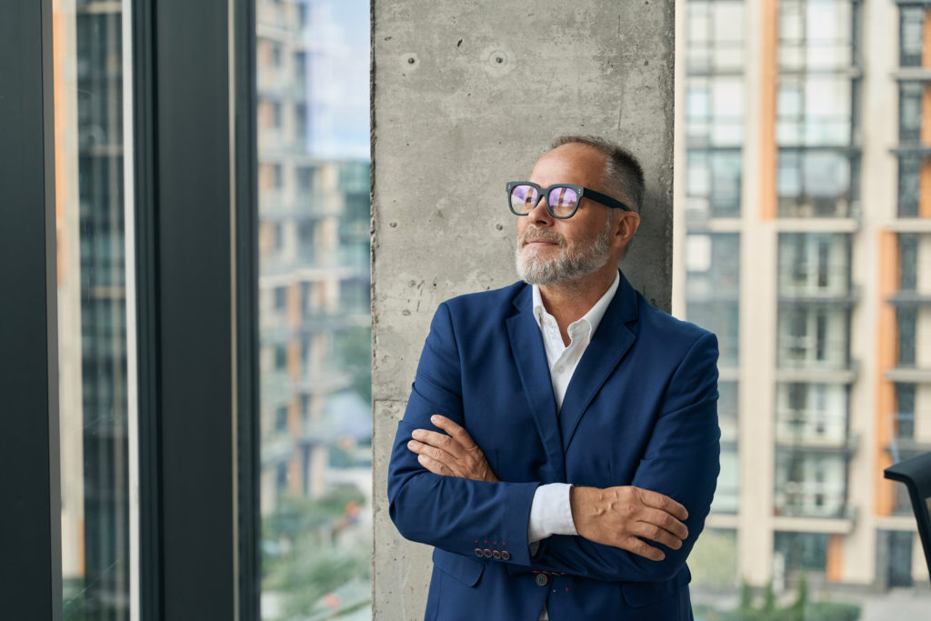 Homem empreendedor, pensando em abrir um novo negócio.