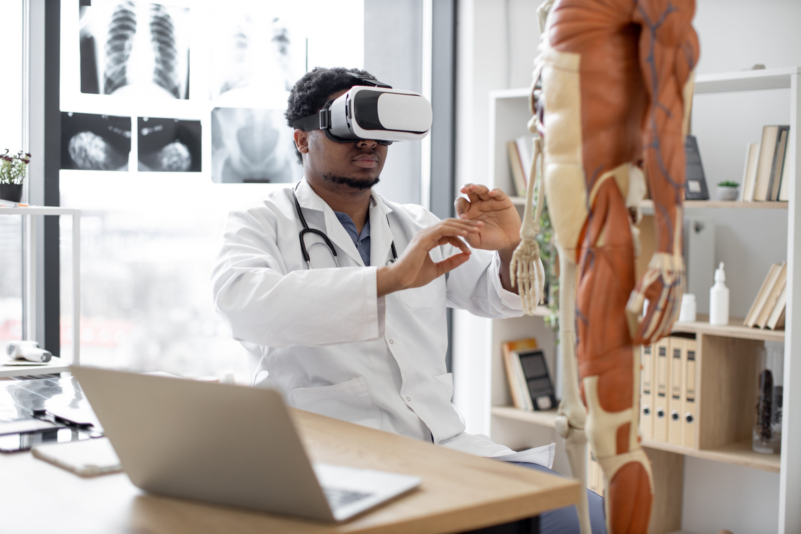 Terapeuta usando sistema VR no consultório médico com esqueleto