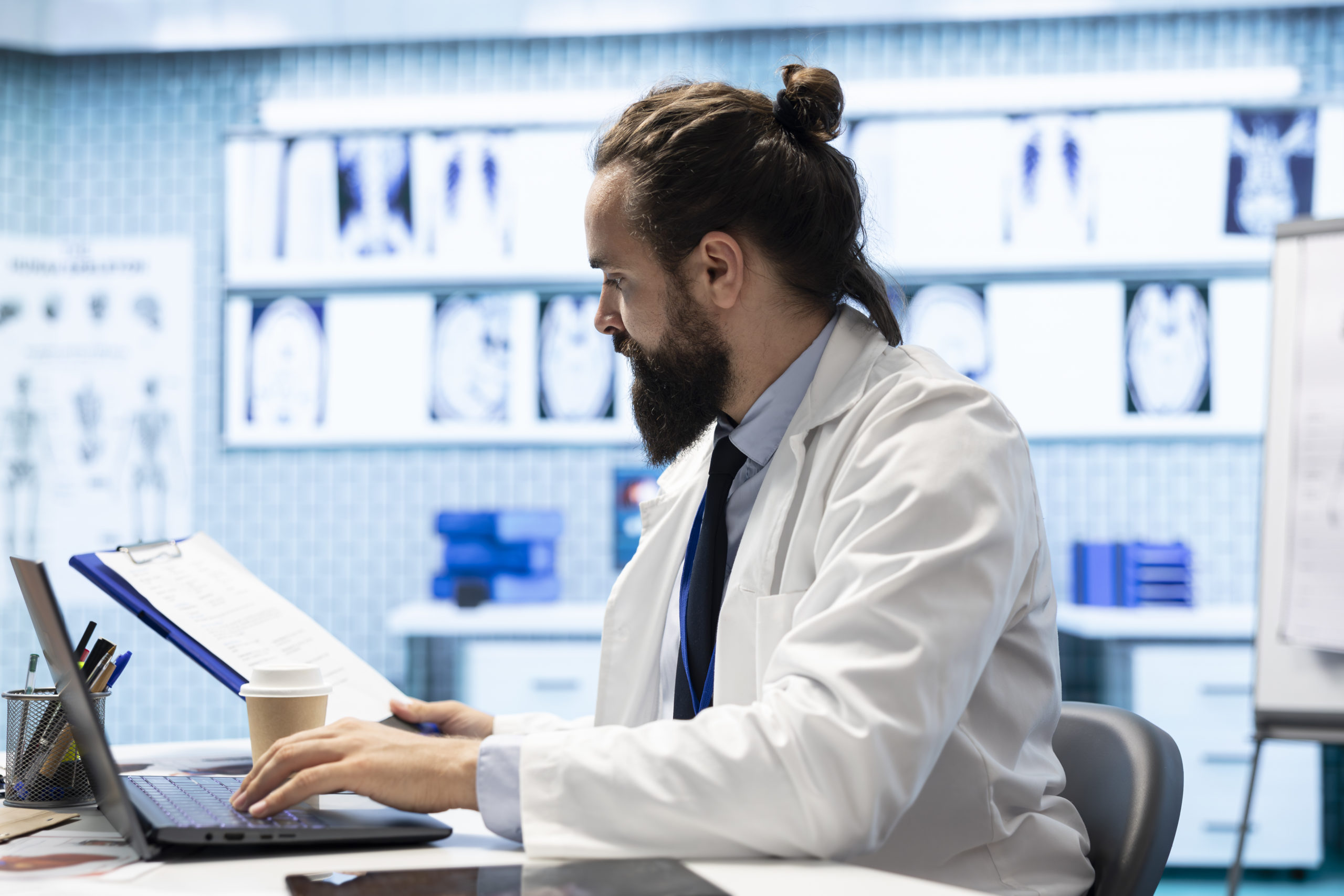 Médico licenciado examinando os resultados dos testes de radiologia para um plano de tratamento