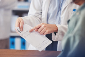 Ajuda ao paciente, papel e mãos do médico explicam o recibo