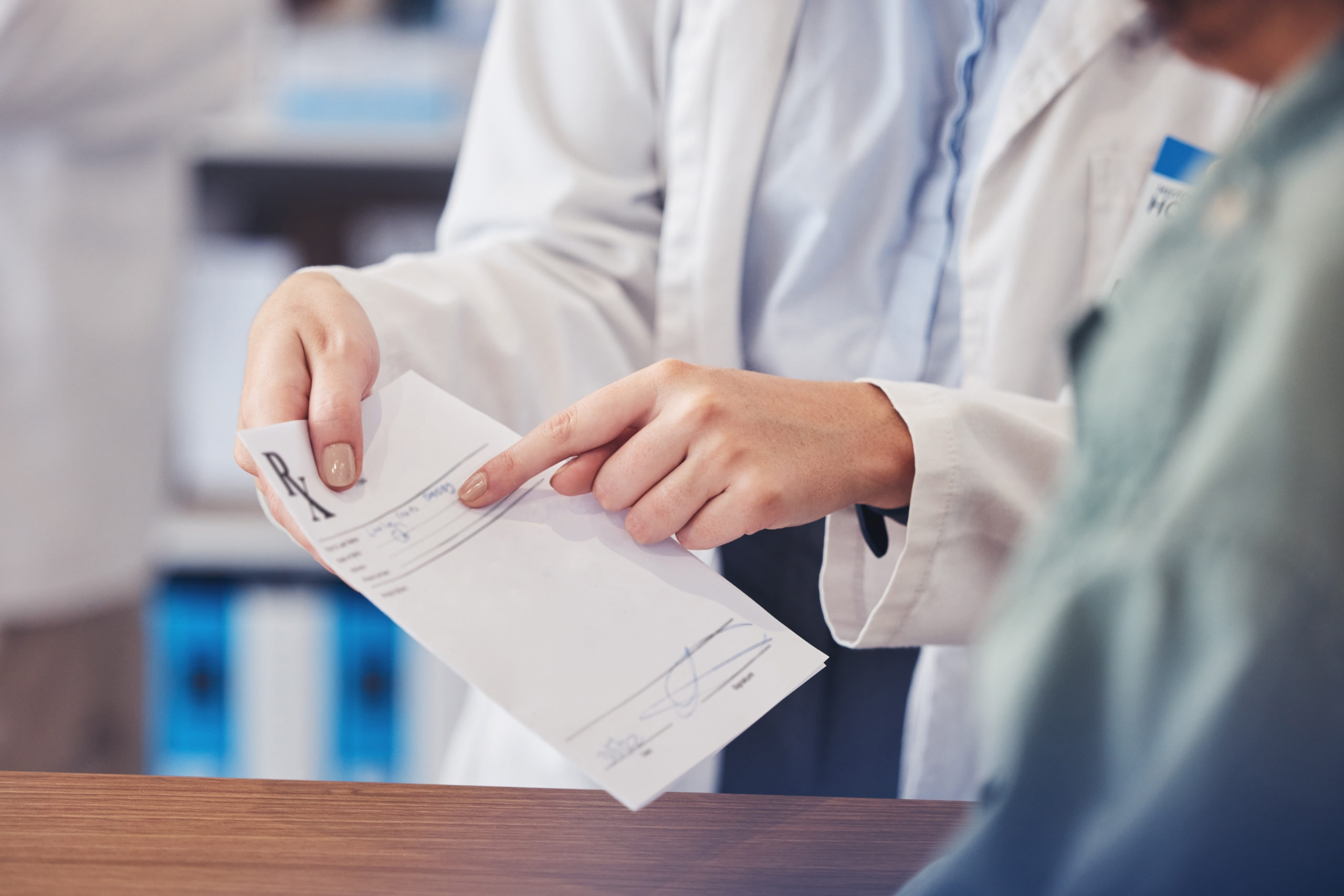 Ajuda ao paciente, papel e mãos do médico explicam o recibo