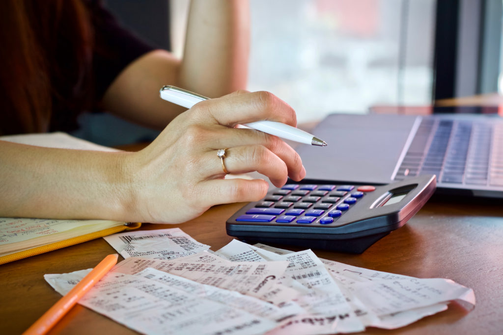mulher segurando conta usando calculadora e calcular conta de custo e pagamento
