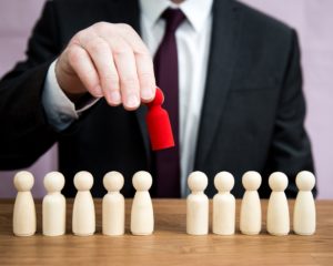 Empresário de conceito de RH contratando um funcionário