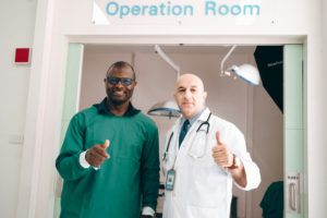 profissionais de saúde e médicos para pesquisa, planejamento e gerenciamento de horários hospitalares