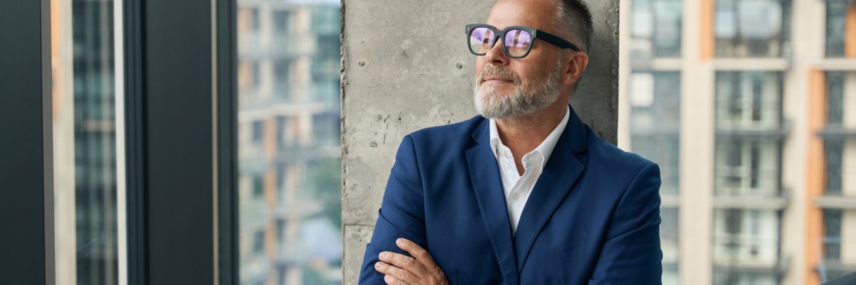 Homem empreendedor, pensando em abrir um novo negócio.